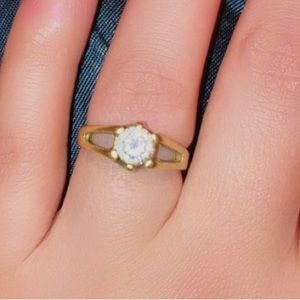 Beautiful 14k gold diamond ring